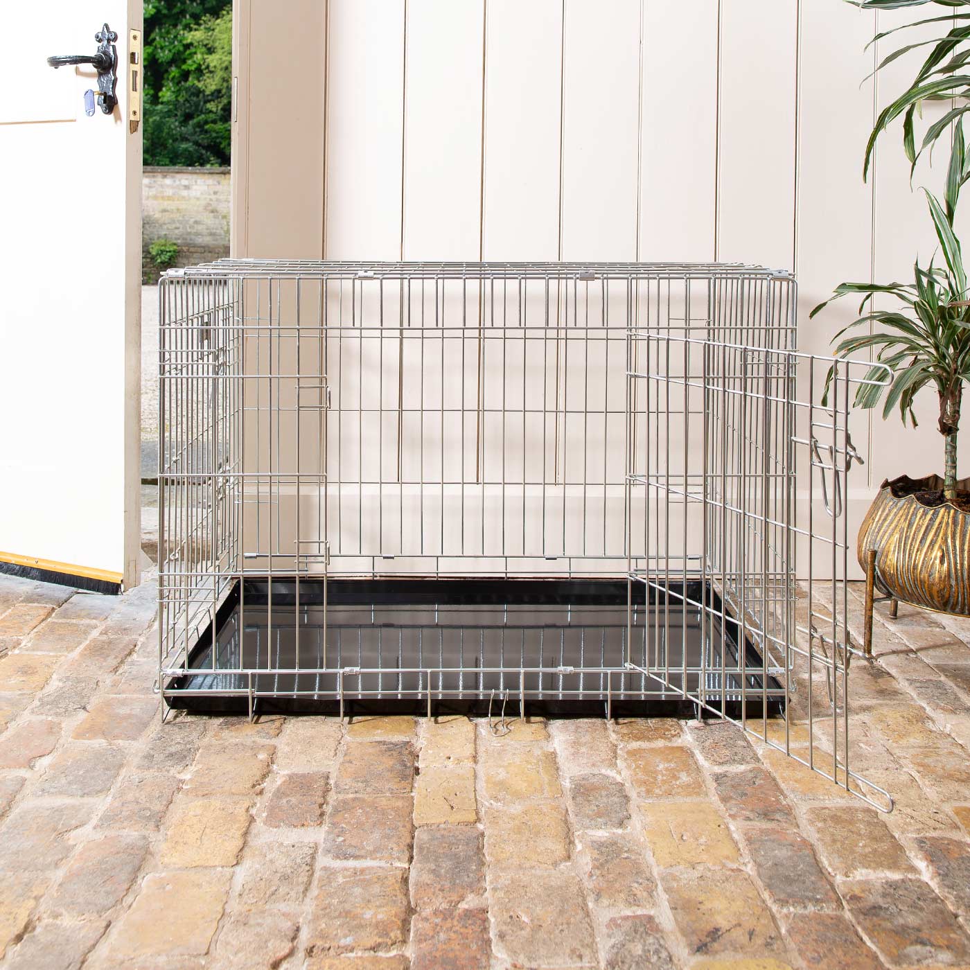 Discover the perfect deluxe heavy duty silver dog crate, featuring two doors for easy access and a removable tray for easy cleaning! The ideal choice to keep new puppies safe, made using pet safe galvanised steel! Available now in 5 sizes and three stunning colours at Lords & Labradors