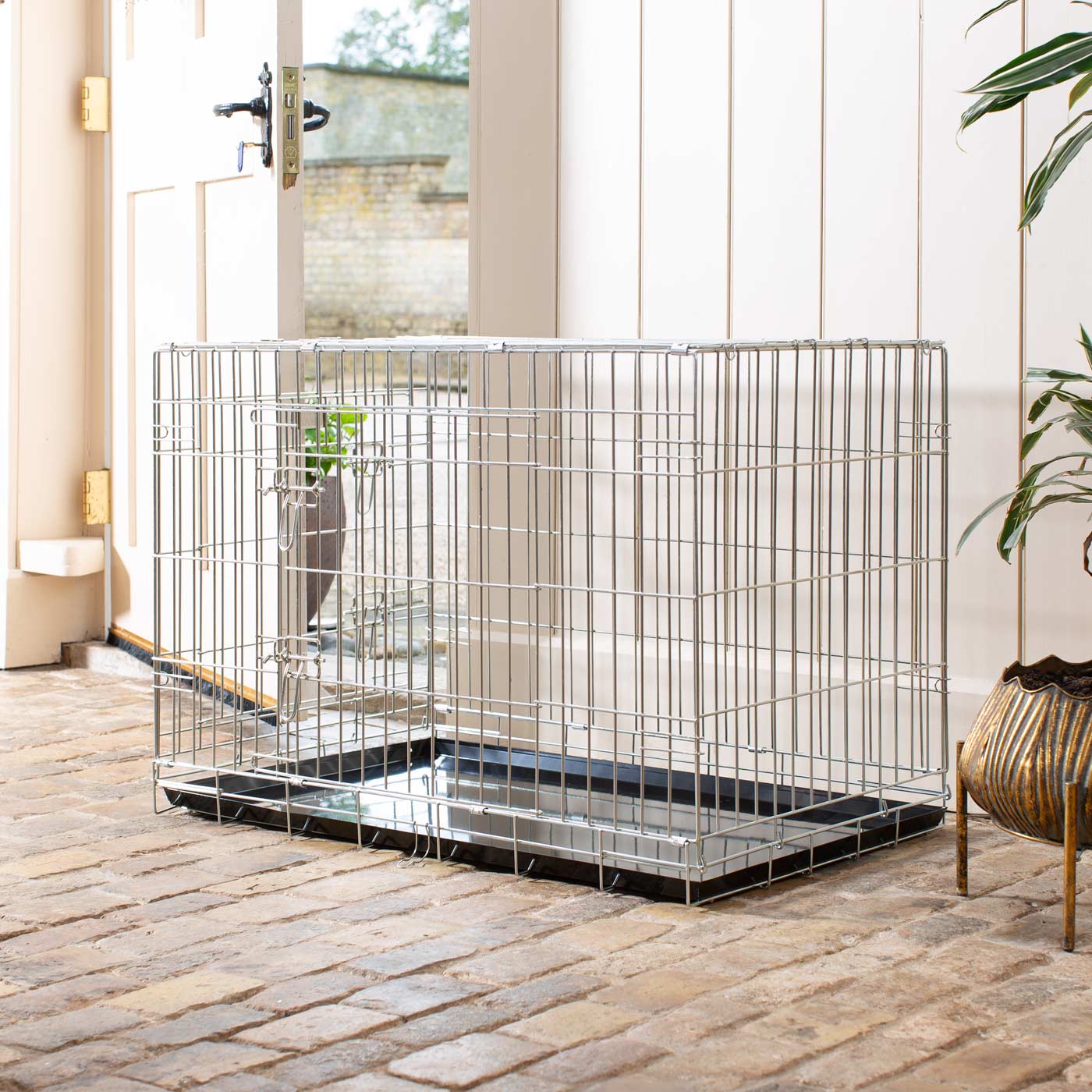 Discover the perfect deluxe heavy duty silver dog crate, featuring two doors for easy access and a removable tray for easy cleaning! The ideal choice to keep new puppies safe, made using pet safe galvanised steel! Available now in 5 sizes and three stunning colours at Lords & Labradors