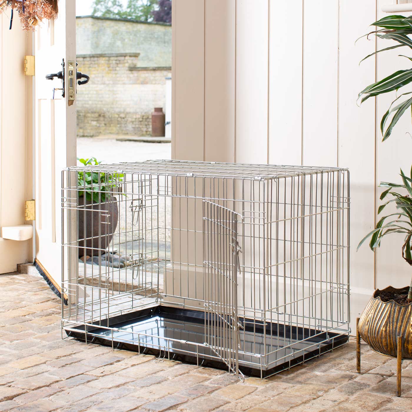 Discover the perfect deluxe heavy duty silver dog crate, featuring two doors for easy access and a removable tray for easy cleaning! The ideal choice to keep new puppies safe, made using pet safe galvanised steel! Available now in 5 sizes and three stunning colours at Lords & Labradors