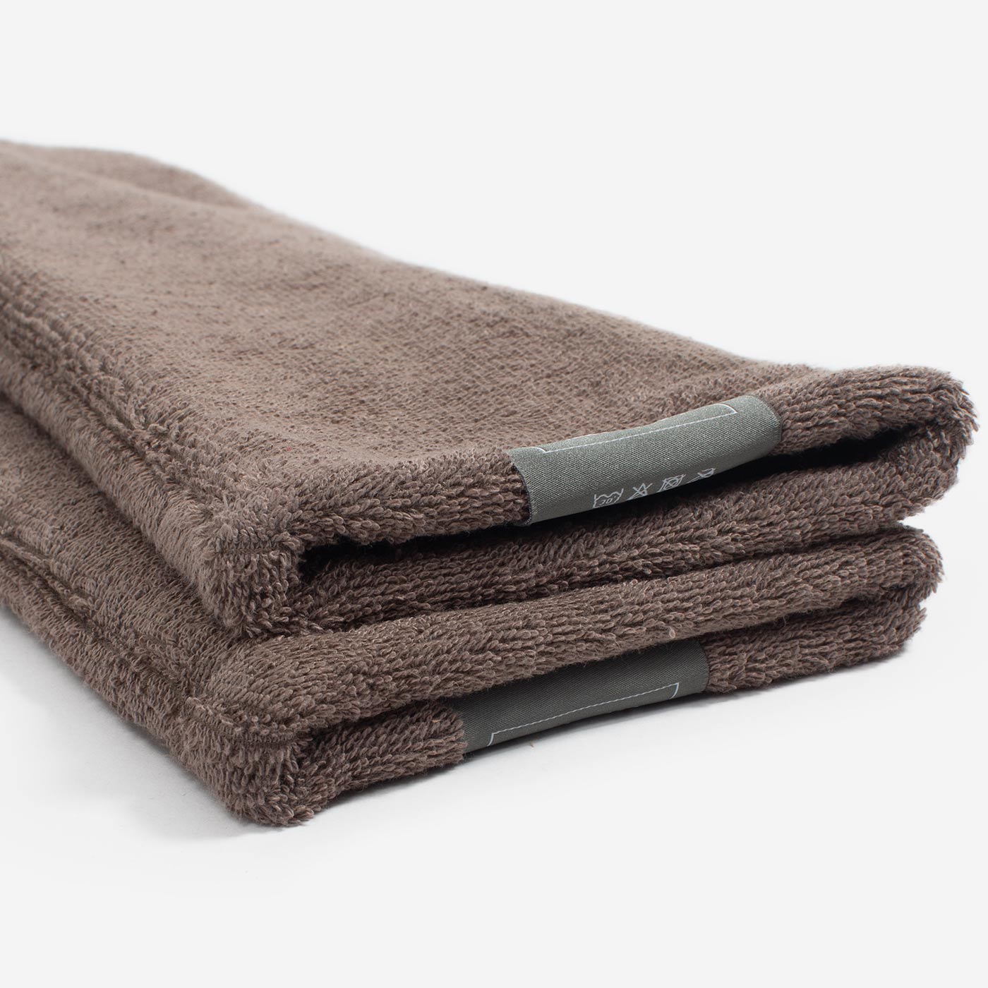 Introducing the ultimate bamboo dog drying mitts in beautiful Mole (Brown), made from luxurious bamboo to aid sensitive skin featuring universal size to fit all with super absorbent material for easy pet drying! The perfect dog drying gloves, available now at Lords & Labradors, In four colours!