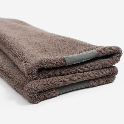 Introducing the ultimate bamboo dog drying mitts in beautiful Mole (Brown), made from luxurious bamboo to aid sensitive skin featuring universal size to fit all with super absorbent material for easy pet drying! The perfect dog drying gloves, available now at Lords & Labradors, In four colours!