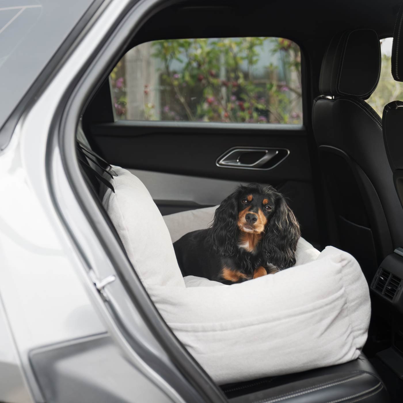 Embark on the perfect pet travel with our luxury Double Easy Traveller Seat! Featuring removable inner cushion with with cover for easy cleaning! Available now at Lords & Labradors    