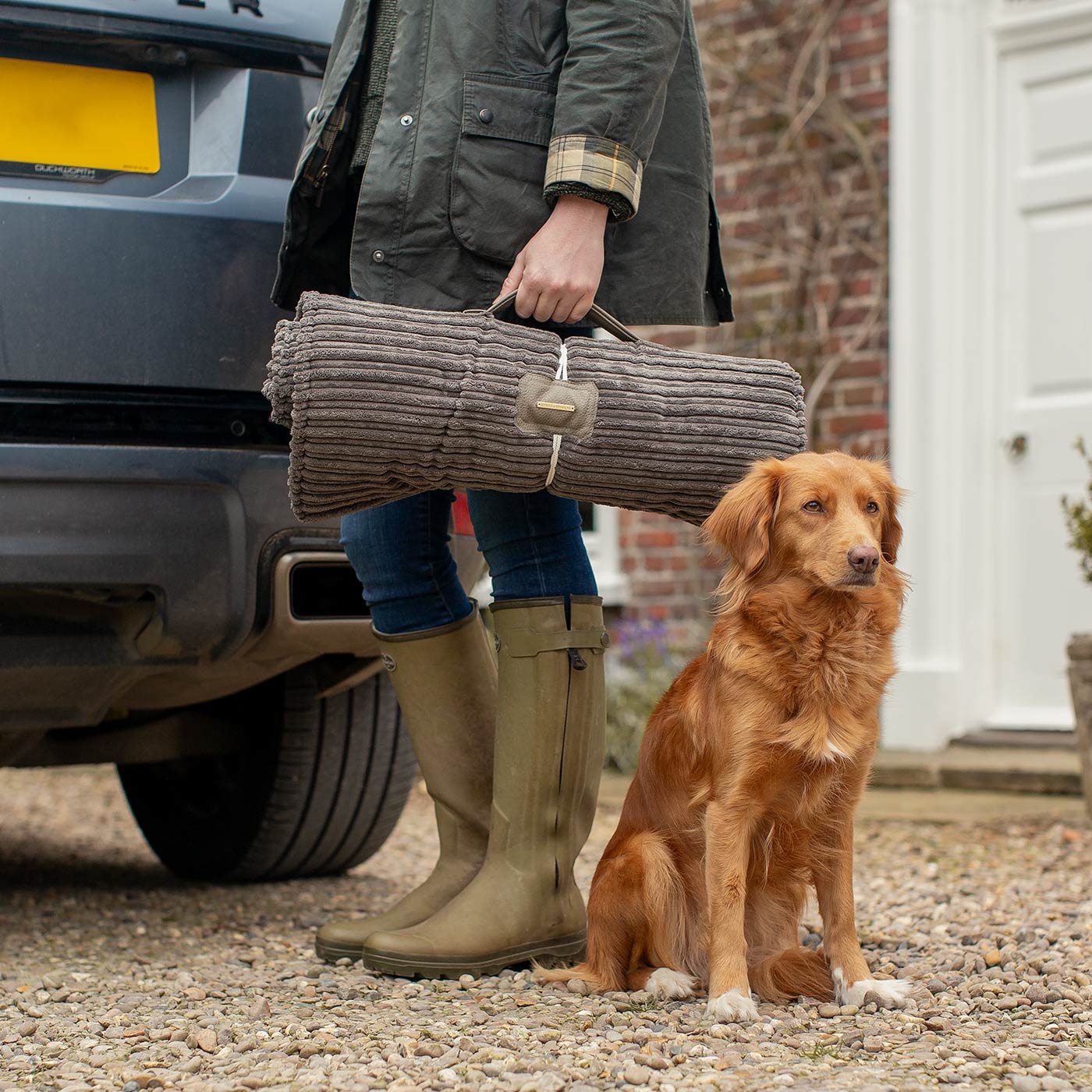 Embark on the perfect pet travel with our luxury Travel Mat in Essentials Dark Grey. Featuring a Carry handle for on the move once Rolled up for easy storage, can be used as a seat cover, boot mat or travel bed! Available now at Lords & Labradors