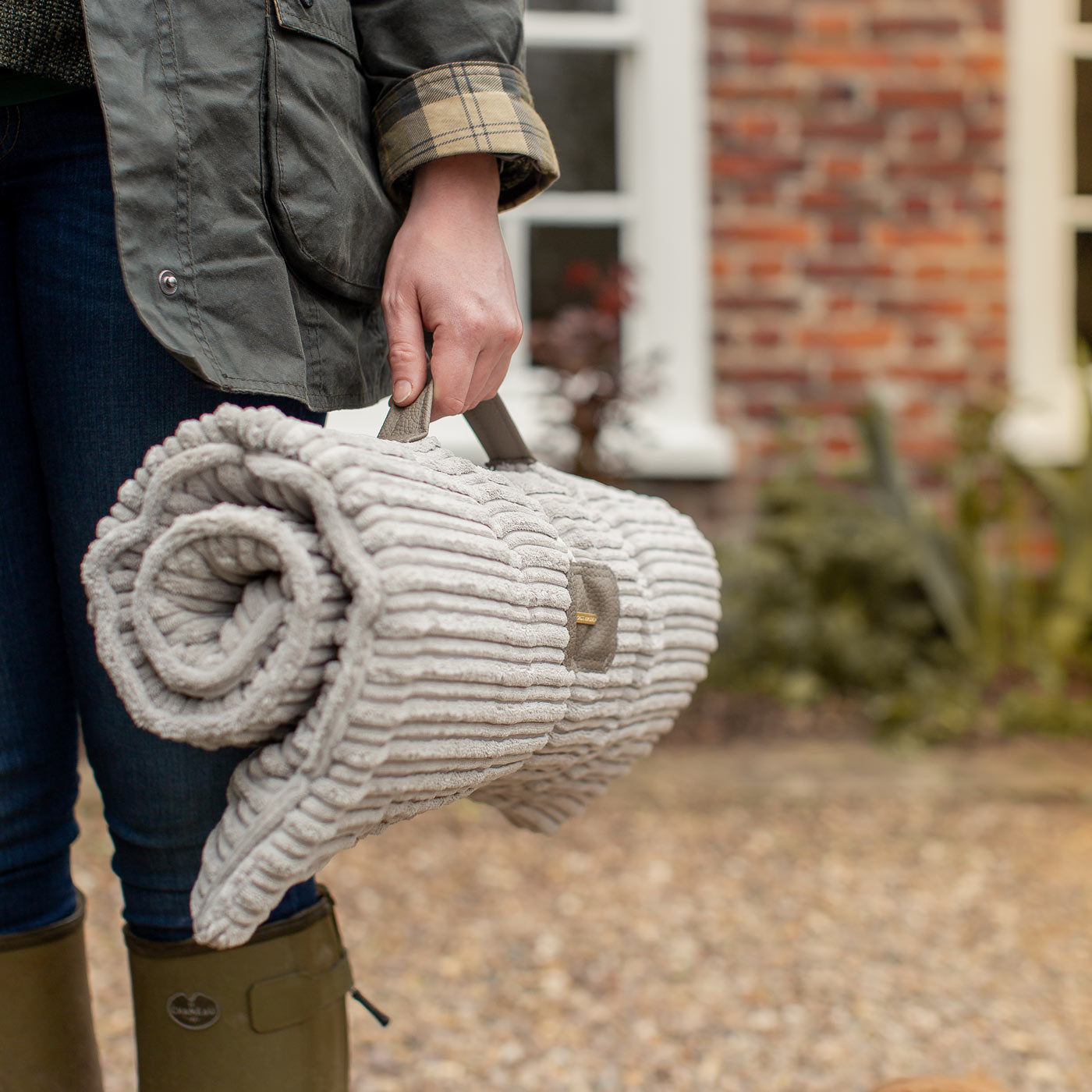 Embark on the perfect pet travel with our luxury Travel Mat in Essentials Light Grey. Featuring a Carry handle for on the move once Rolled up for easy storage, can be used as a seat cover, boot mat or travel bed! Available now at Lords & Labradors