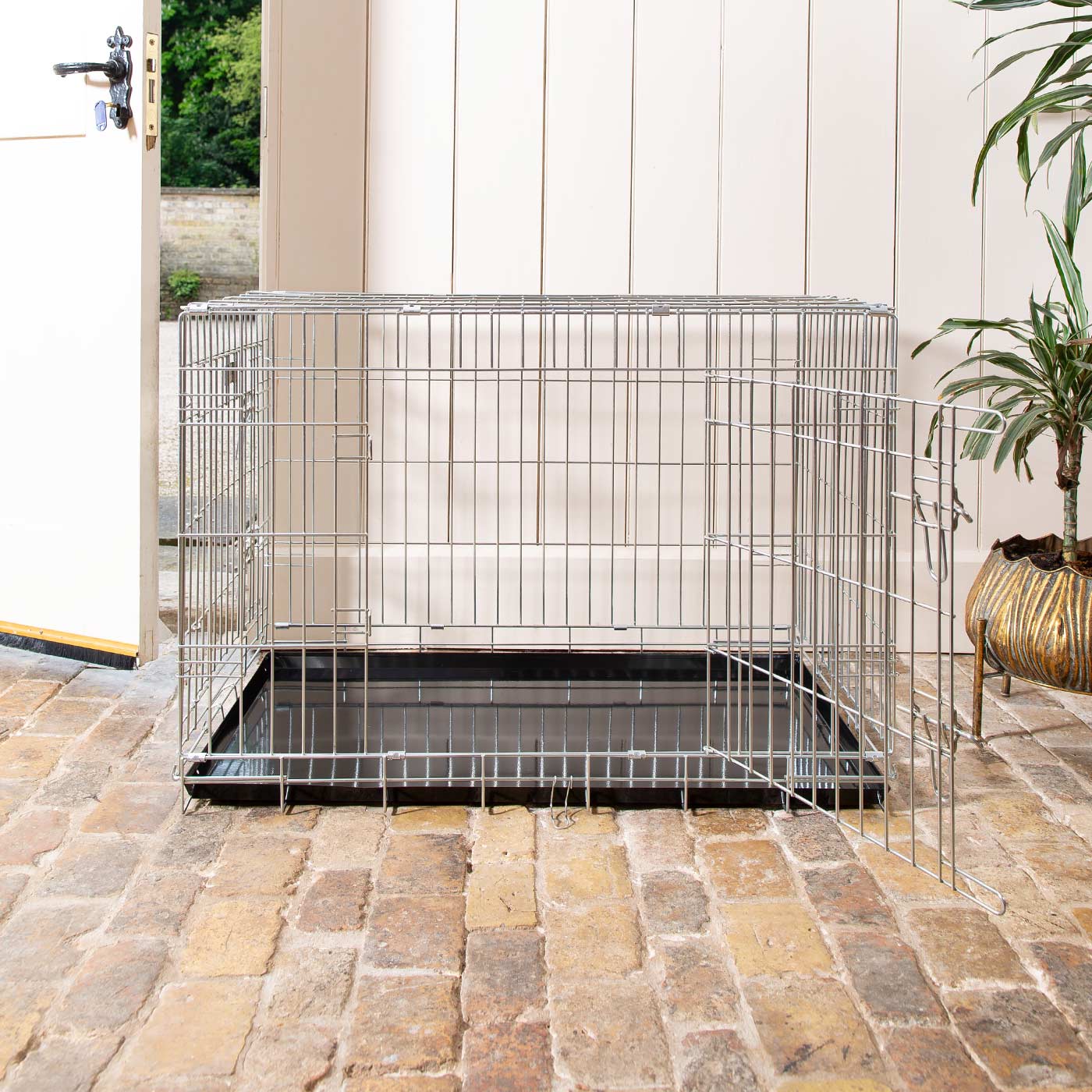 Discover the perfect deluxe heavy duty silver dog crate, featuring two doors for easy access and a removable tray for easy cleaning! The ideal choice to keep new puppies safe, made using pet safe galvanised steel! Available now in 5 sizes and three stunning colours at Lords & Labradors 