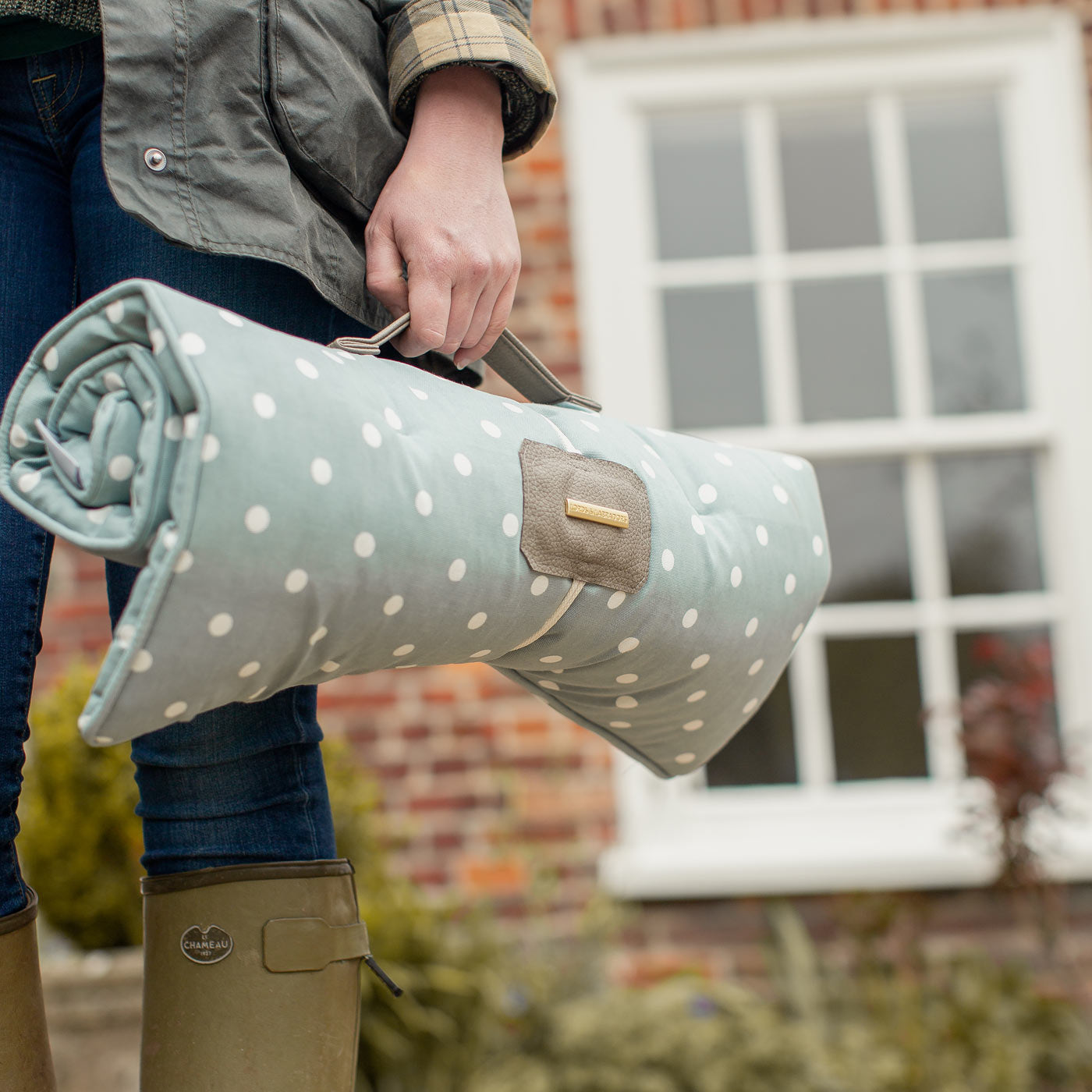 Embark on the perfect pet travel with our luxury Travel Mat in Essentials Duck Egg Spot. Featuring a Carry handle for on the move once Rolled up for easy storage, can be used as a seat cover, boot mat or travel bed! Available now at Lords & Labradors