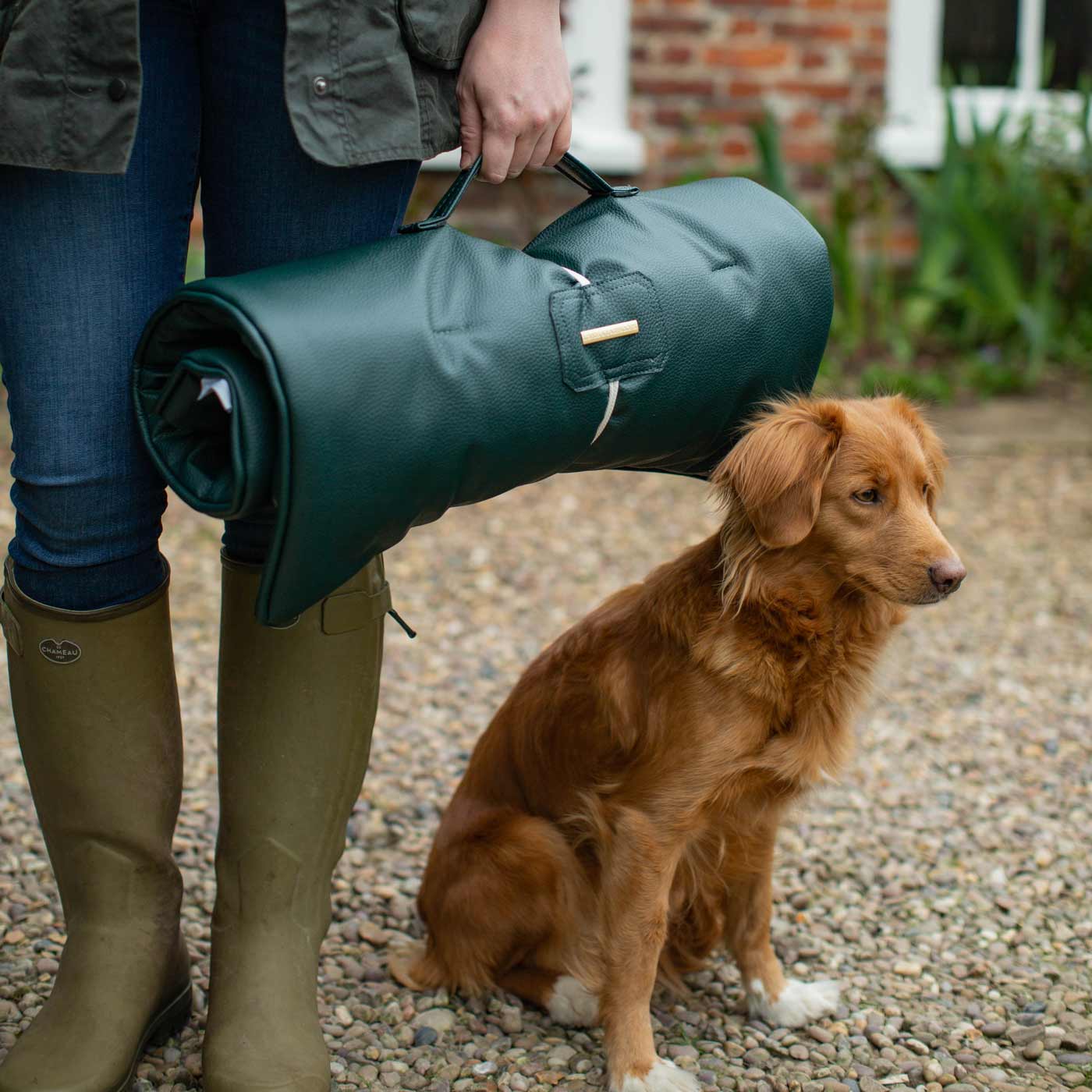 Embark on the perfect pet travel with our luxury Travel Mat in Rhino Forest (Green). Featuring a Carry handle for on the move once Rolled up for easy storage, can be used as a seat cover, boot mat or travel bed! Available now at Lords & Labradors 