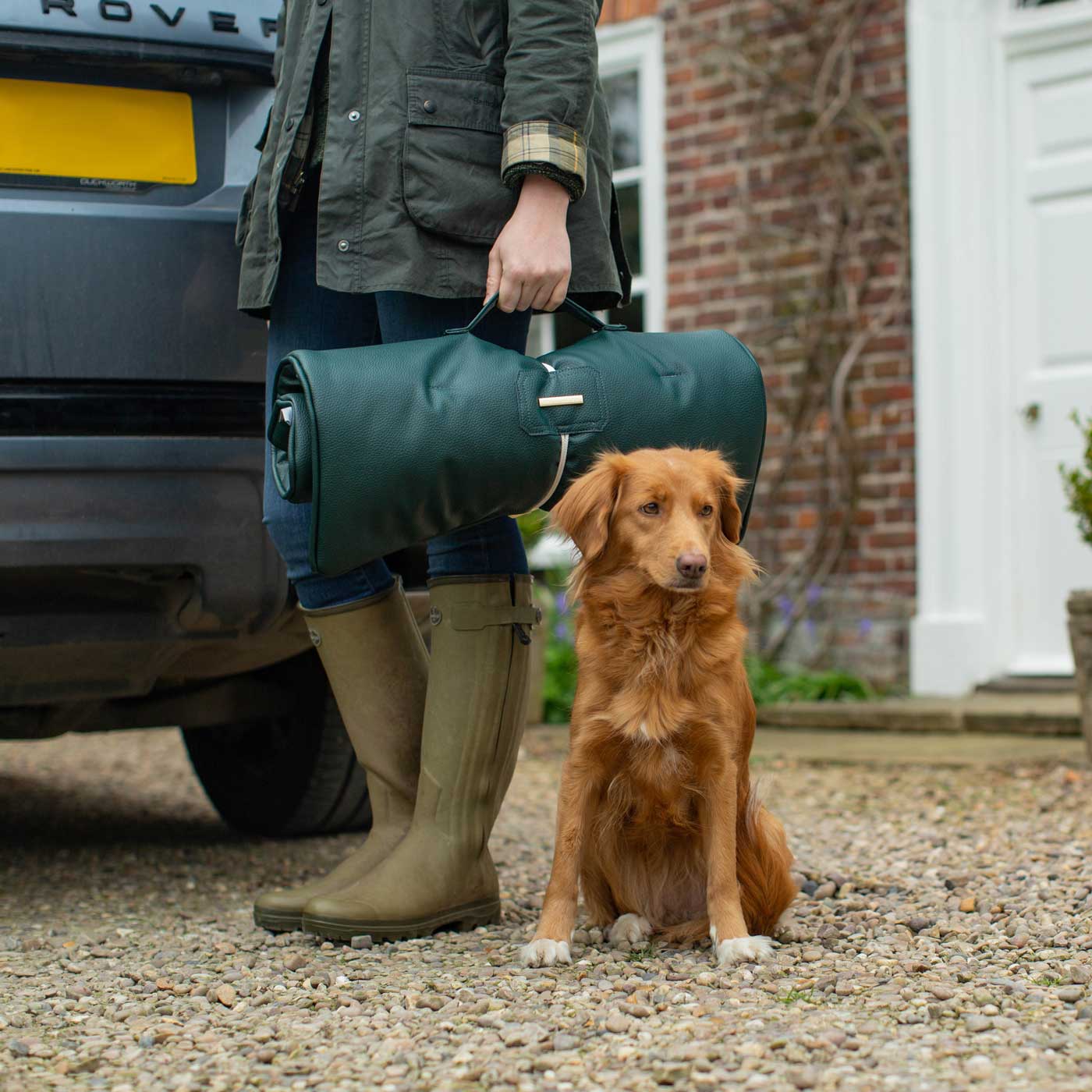 Embark on the perfect pet travel with our luxury Travel Mat in Rhino Forest (Green). Featuring a Carry handle for on the move once Rolled up for easy storage, can be used as a seat cover, boot mat or travel bed! Available now at Lords & Labradors 