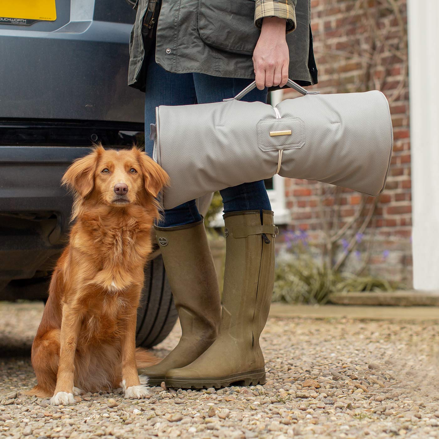 Embark on the perfect pet travel with our luxury Travel Mat in Rhino Granite. Featuring a Carry handle for on the move once Rolled up for easy storage, can be used as a seat cover, boot mat or travel bed! Available now at Lords & Labradors