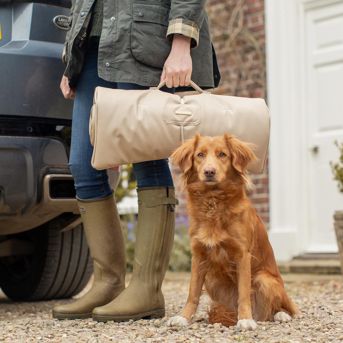 Embark on the perfect pet travel with our luxury Travel Mat in Rhino Sand. Featuring a Carry handle for on the move once Rolled up for easy storage, can be used as a seat cover, boot mat or travel bed! Available now at Lords & Labradors