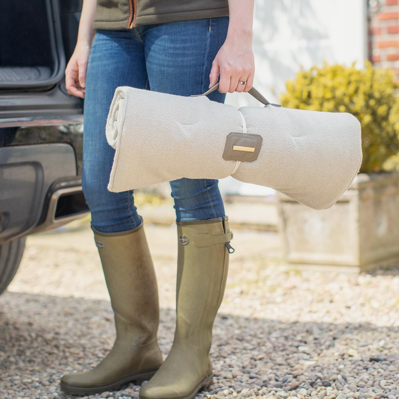 Embark on the perfect pet travel with our luxury Travel Mat in Natural Herringbone. Featuring a Carry handle for on the move once Rolled up for easy storage, can be used as a seat cover, boot mat or travel bed! Available now at Lords & Labradors