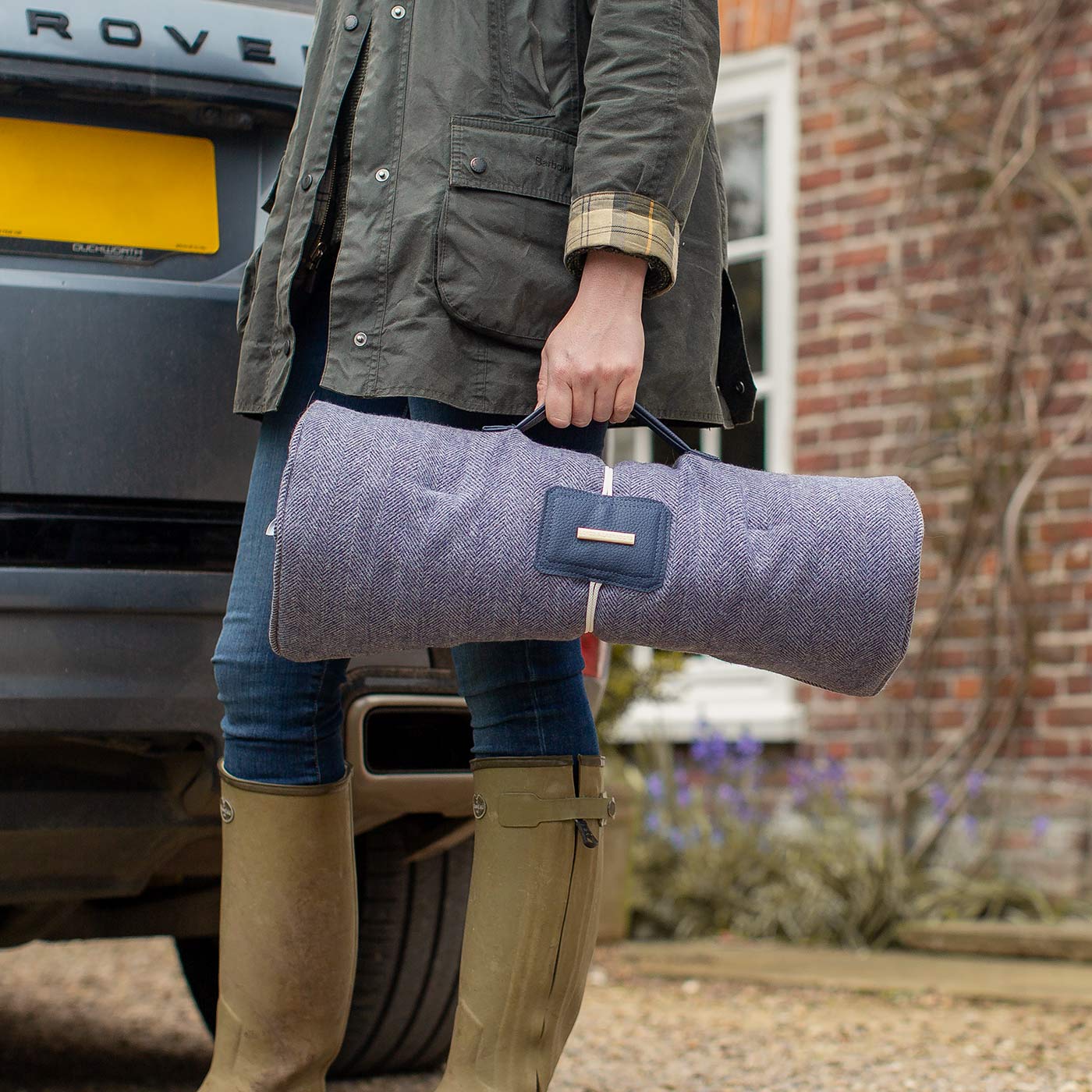 Embark on the perfect pet travel with our luxury Travel Mat in Oxford Herringbone. Featuring a Carry handle for on the move once Rolled up for easy storage, can be used as a seat cover, boot mat or travel bed! Available now at Lords & Labradors