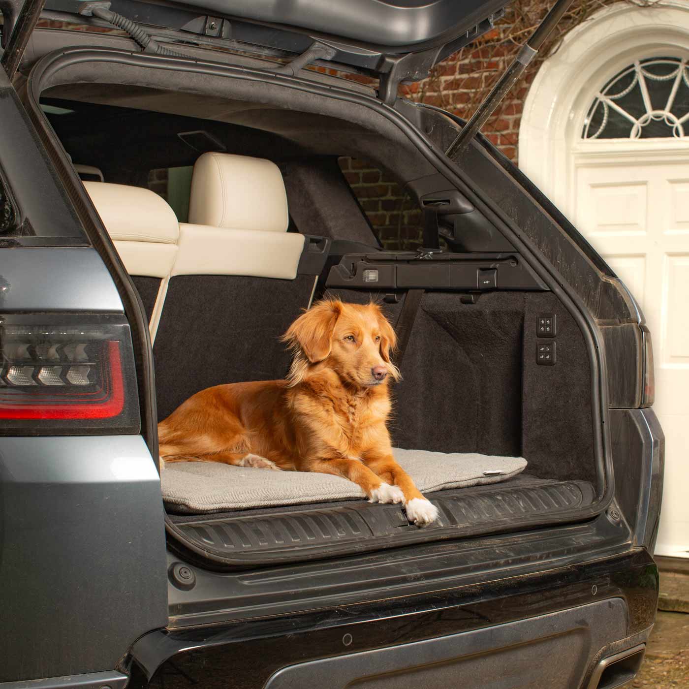 Embark on the perfect pet travel with our luxury Travel Mat in Pewter Herringbone. Featuring a Carry handle for on the move once Rolled up for easy storage, can be used as a seat cover, boot mat or travel bed! Available now at Lords & Labradors