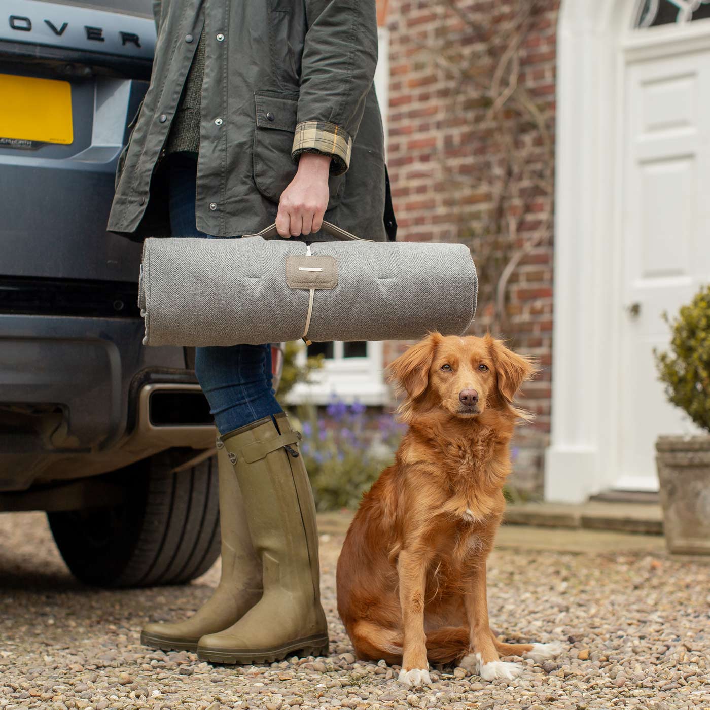 Embark on the perfect pet travel with our luxury Travel Mat in Pewter Herringbone. Featuring a Carry handle for on the move once Rolled up for easy storage, can be used as a seat cover, boot mat or travel bed! Available now at Lords & Labradors