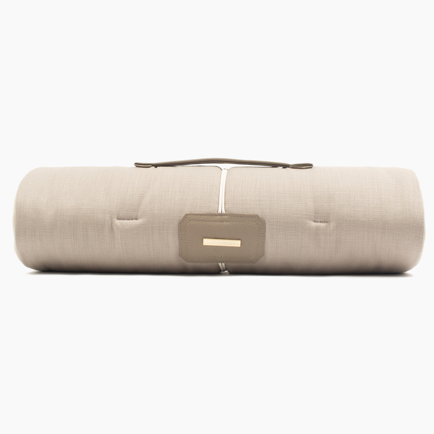 Embark on the perfect pet travel with our luxury Travel Mat in Savanna Stone! Featuring a Carry handle for on the move once Rolled up for easy storage, can be used as a seat cover, boot mat or travel bed! Available now at Lords & Labradors