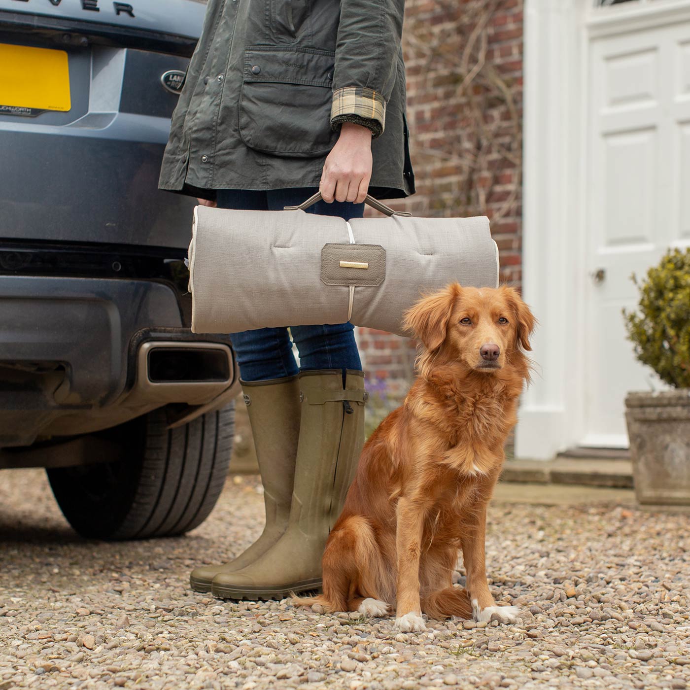 Embark on the perfect pet travel with our luxury Travel Mat in Savanna Stone! Featuring a Carry handle for on the move once Rolled up for easy storage, can be used as a seat cover, boot mat or travel bed! Available now at Lords & Labradors