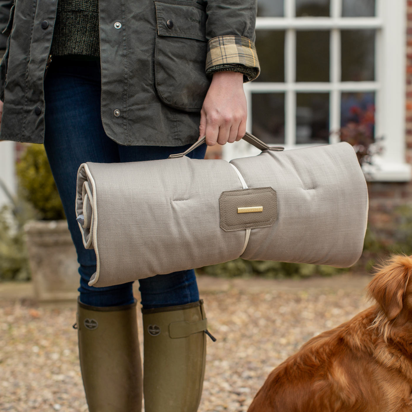 Embark on the perfect pet travel with our luxury Travel Mat in Savanna Stone! Featuring a Carry handle for on the move once Rolled up for easy storage, can be used as a seat cover, boot mat or travel bed! Available now at Lords & Labradors