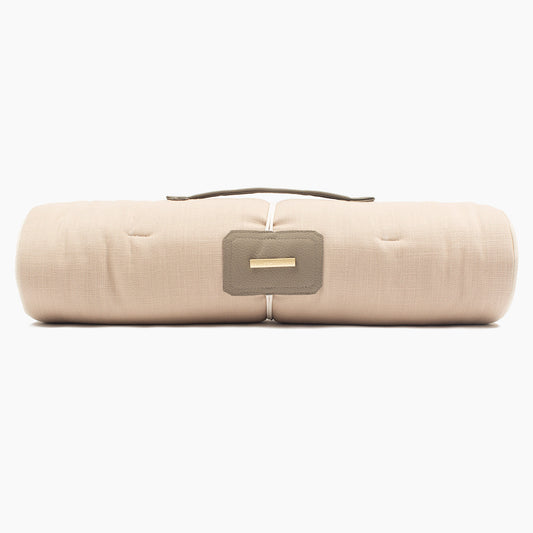 Embark on the perfect pet travel with our luxury Travel Mat in Savanna Oatmeal! Featuring a Carry handle for on the move once Rolled up for easy storage, can be used as a seat cover, boot mat or travel bed! Available now at Lords & Labradors