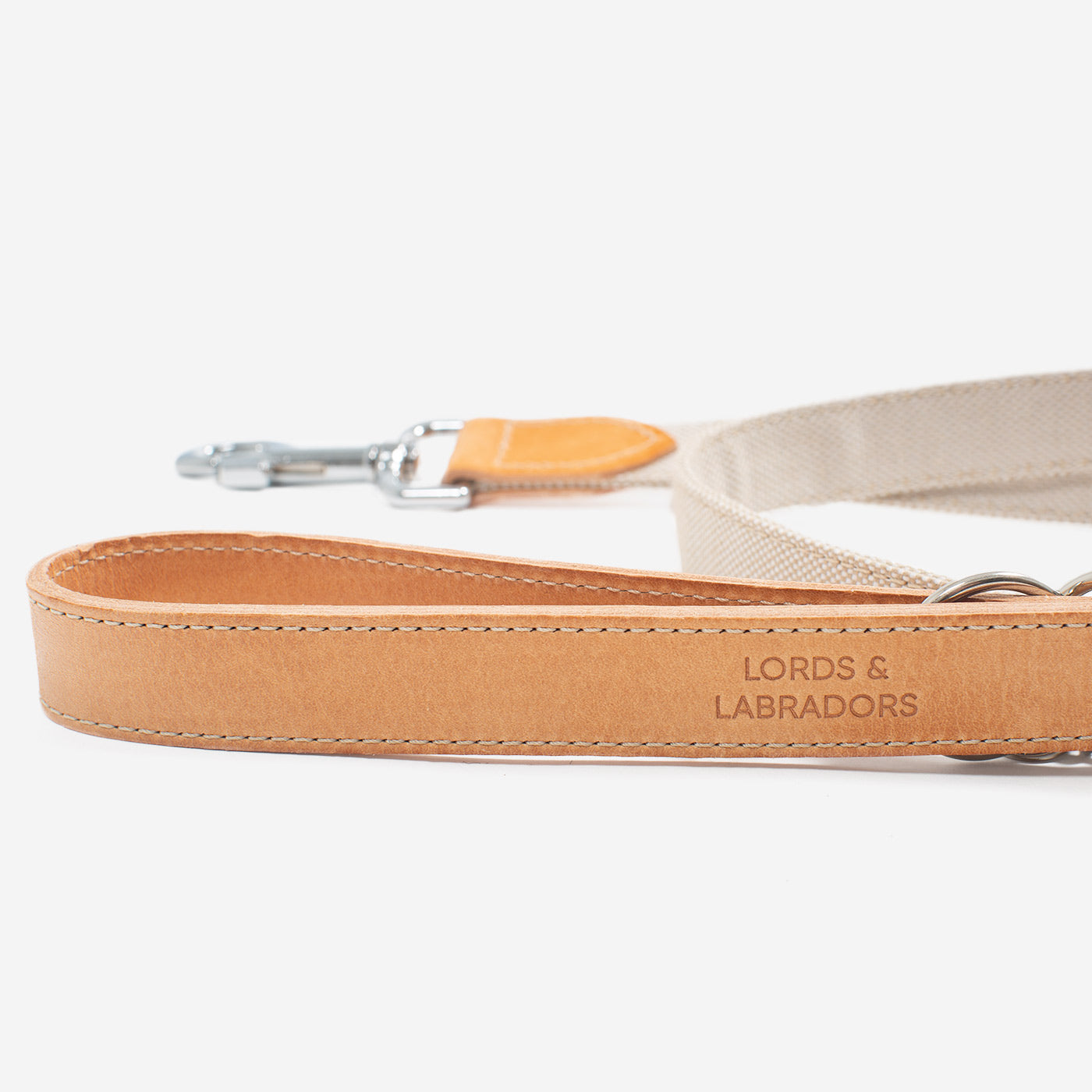 Discover dog walking luxury with our handcrafted Italian dog lead in beautiful essentials twill cream linen with cream fabric! The perfect lead for dogs available now at Lords & Labradors 