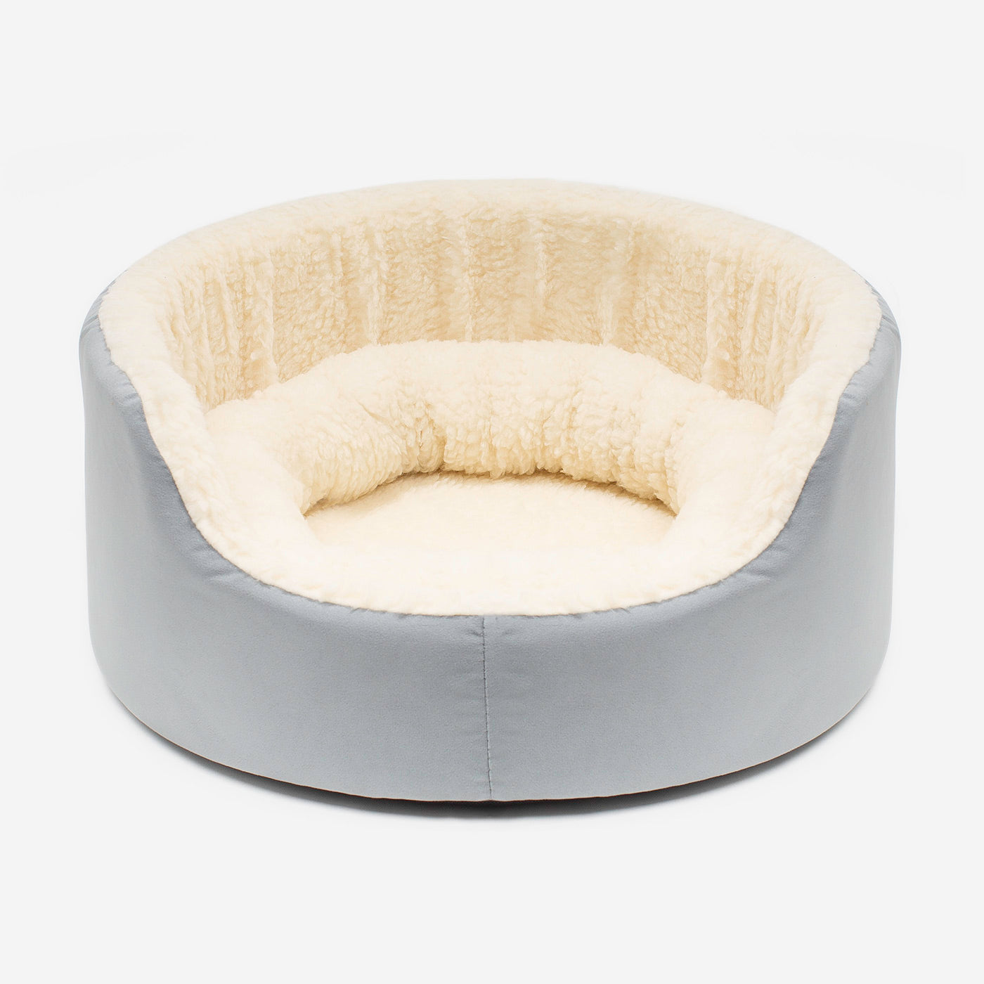 Discover our luxurious dog bed perfect for puppy growing! Crafted from plush sherpa, faux suede outer and complete with soft foam inner to present the ideal dog bed for puppies to grow! Available now at Lords & Labradors    