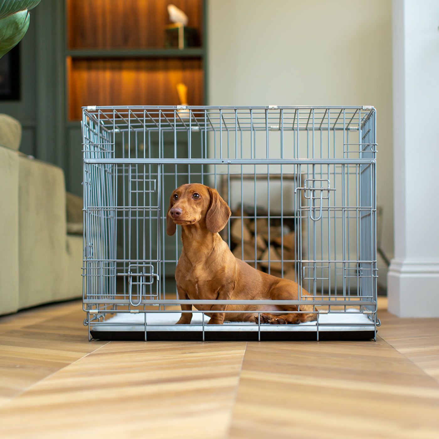 Discover the perfect deluxe heavy duty silver dog crate, featuring two doors for easy access and a removable tray for easy cleaning! The ideal choice to keep new puppies safe, made using pet safe galvanised steel! Available now in 3 sizes at Lords & Labradors